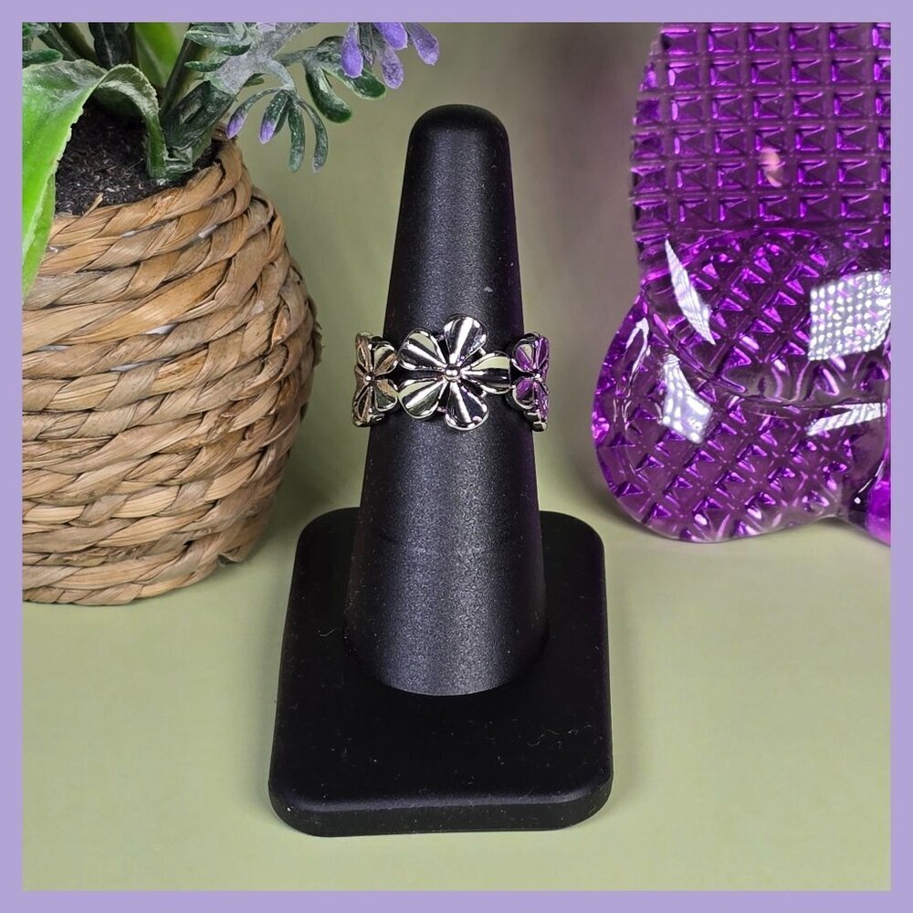 Triple Flower Band Ring With Leaf Details Size 7.25 (NWOT)